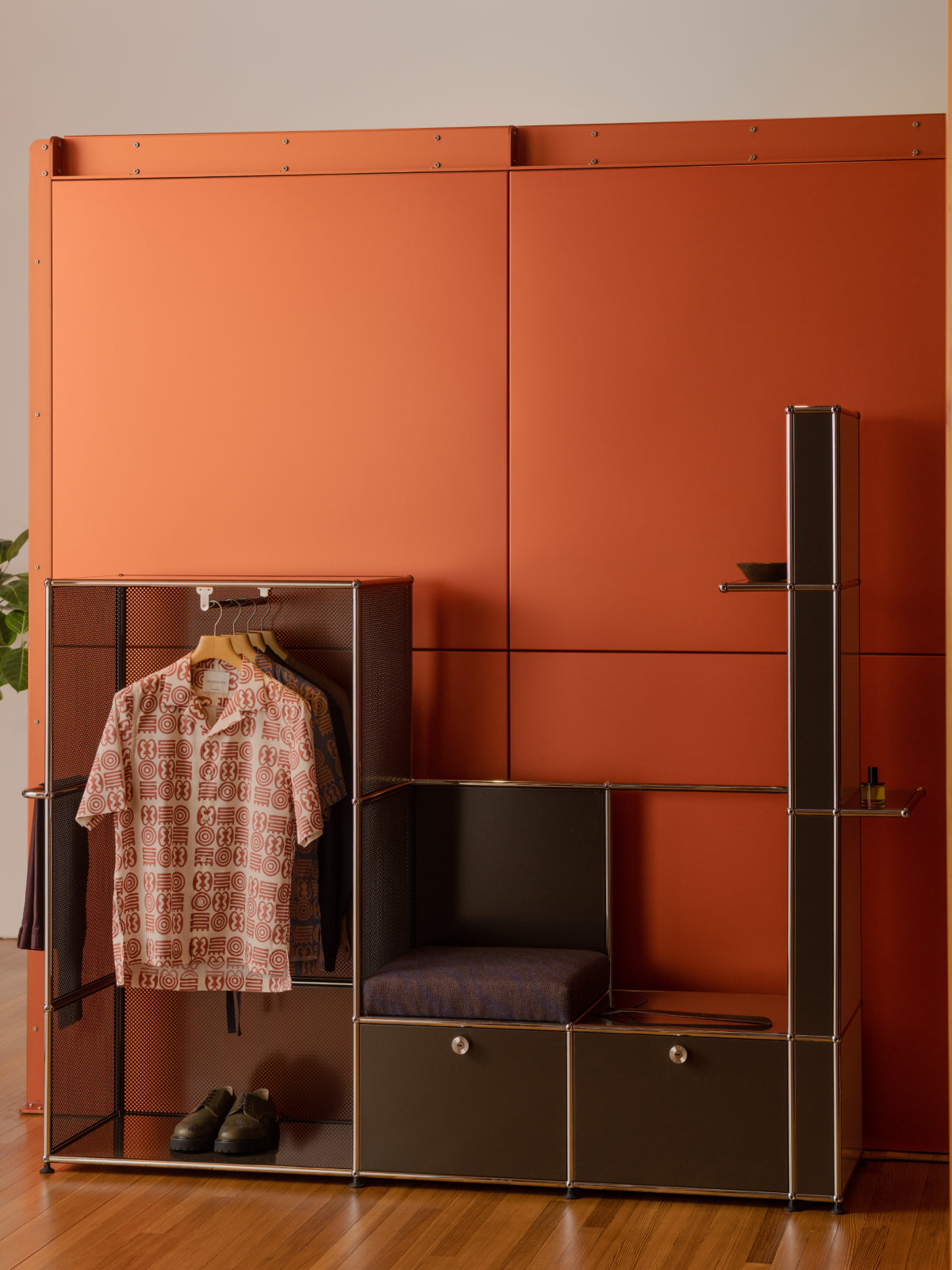 OKINKA Valet Stand – Armando Cabral